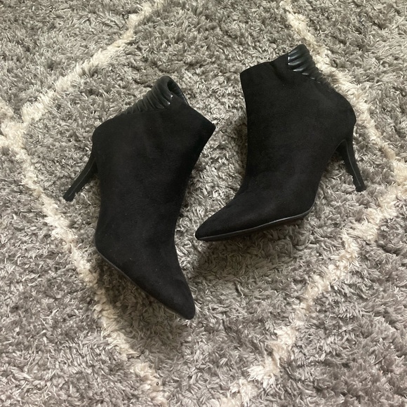 Black boots with heel. - Picture 4 of 6